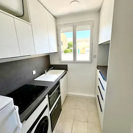 Studio, à 80 Mètres De La Plage, Rénové, Climatisé, Confort *
